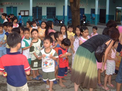 Tre mo côi trong chùa